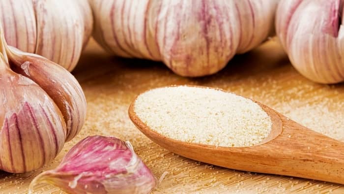  Does garlic powder have less sodium than salt?