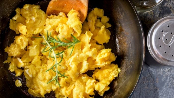  Can you refrigerate and reheat scrambled eggs?