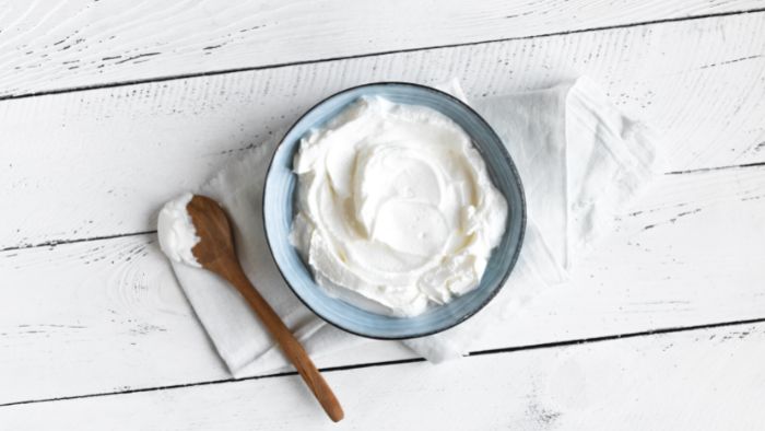  How many carbs are in 1 cup of plain Greek yogurt?