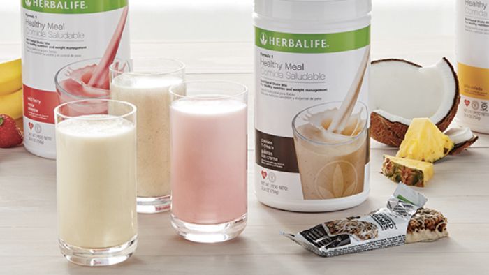  How much water do you put in a Herbalife shake?